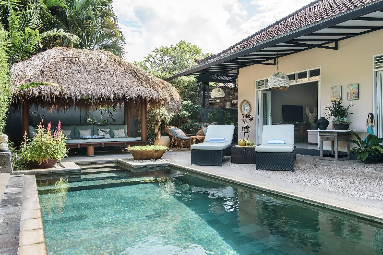 Villa Bloom 3 - Coastal Beach Villa 2 Brm Sleeps 4 Seminyak Beach  Семиньяк